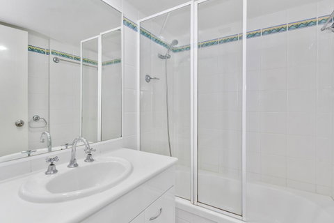 Columbia Beachfront Apartments On Rainbow Bay - Sydneys Hotel 37