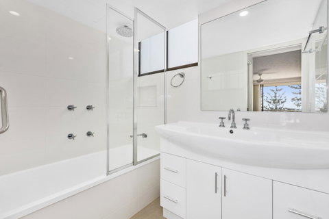 Columbia Beachfront Apartments On Rainbow Bay - Sydneys Hotel 24
