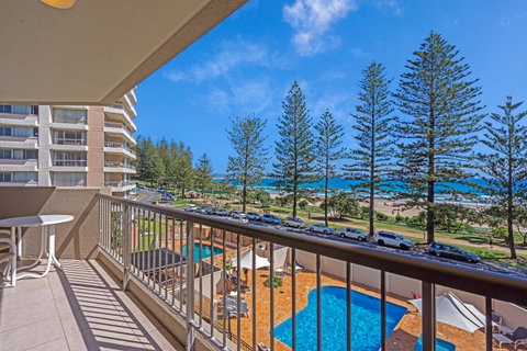 Columbia Beachfront Apartments On Rainbow Bay - Sydneys Hotel 6