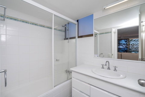 Columbia Beachfront Apartments On Rainbow Bay - Sydneys Hotel 9