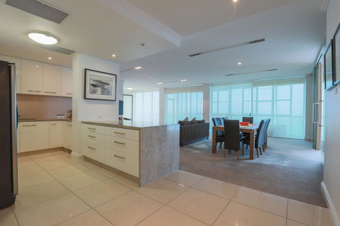 Reflection On The Sea - Sydneys Hotel 13