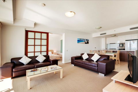 Reflection On The Sea - Sydneys Hotel 26