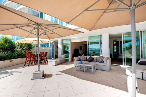 Reflection On The Sea - Sydneys Hotel 28