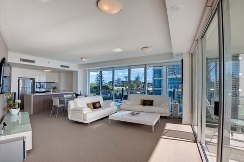 Reflection On The Sea - Sydneys Hotel 5