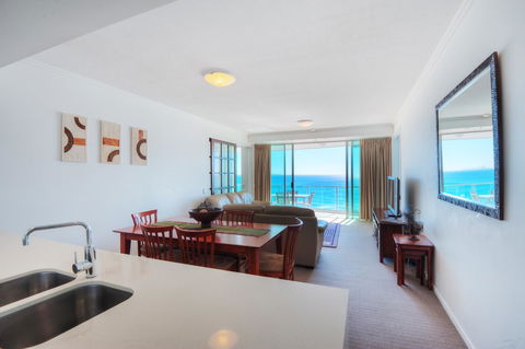 Reflection On The Sea - Sydneys Hotel 8