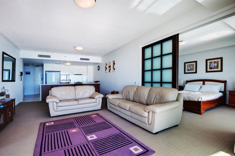 Reflection On The Sea - Sydneys Hotel 10