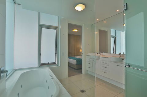 Reflection On The Sea - Sydneys Hotel 11