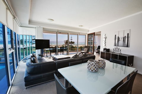 Reflection On The Sea - Sydneys Hotel 40