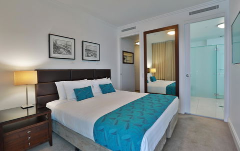 Reflection On The Sea - Sydneys Hotel 12