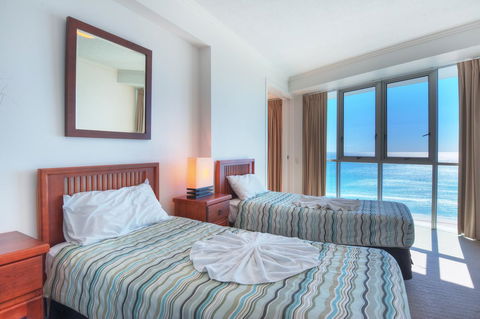 Reflection On The Sea - Sydneys Hotel 7