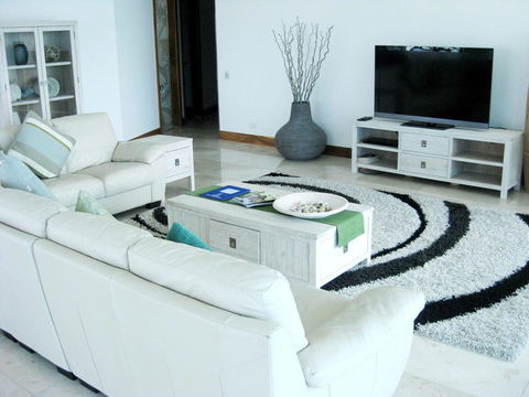 Reflection On The Sea - Sydneys Hotel 42