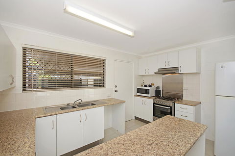 Townsville Holiday Apartments - Sydneys Hotel 13