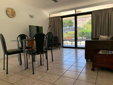 Townsville Holiday Apartments - Sydneys Hotel 5