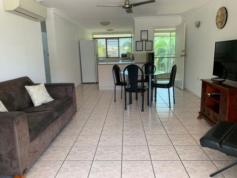 Townsville Holiday Apartments - Sydneys Hotel 0