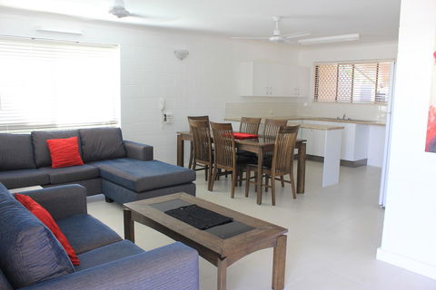 Townsville Holiday Apartments - Sydneys Hotel 9