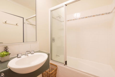 Coral Tree Inn - Sydneys Hotel 41