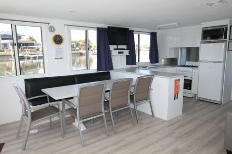 Coomera Houseboats - Sydneys Hotel 16