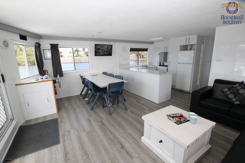 Coomera Houseboats - Sydneys Hotel 8