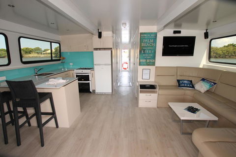 Coomera Houseboats - Sydneys Hotel 9