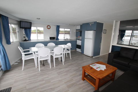Coomera Houseboats - Sydneys Hotel 5