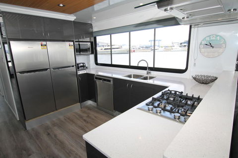 Coomera Houseboats - Sydneys Hotel 37