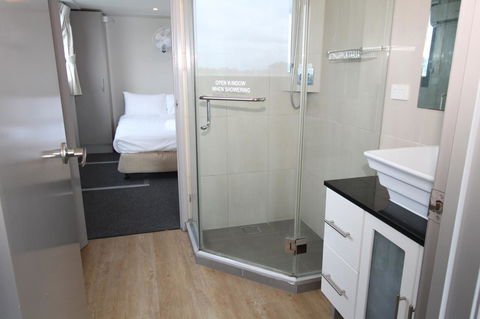 Coomera Houseboats - Sydneys Hotel 23