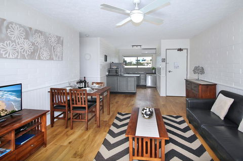 Surf Dance Apartments - Sydneys Hotel 6