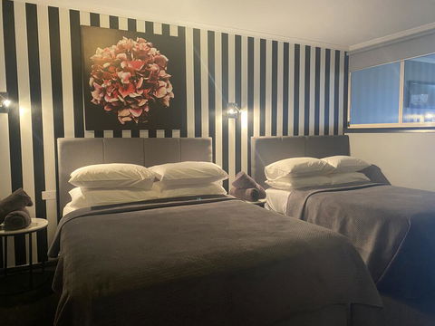 Waterside Holiday Rentals Unit 31 - Sydneys Hotel 1