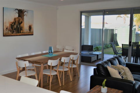 Western Breeze - Sydneys Hotel 2