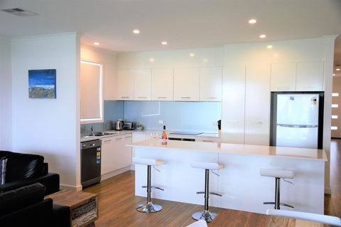 Western Breeze - Sydneys Hotel 0