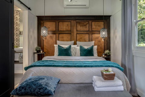 White Gates - Sydneys Hotel 0