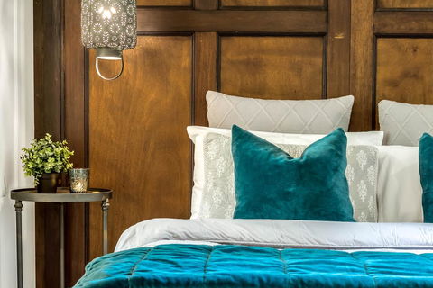 White Gates - Sydneys Hotel 1