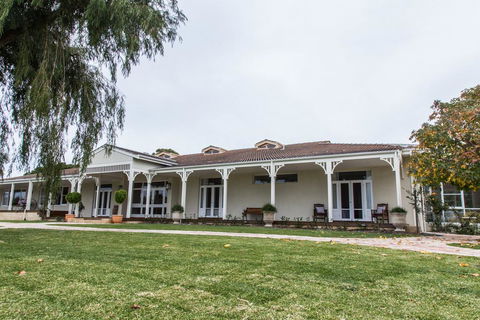 Winniston Lodge Luxury Accommodation - Sydneys Hotel 0