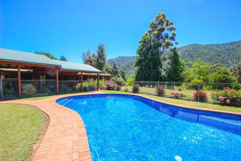 Wombat Hollow - Sydneys Hotel 1