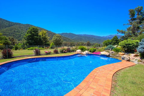 Wombat Hollow - Sydneys Hotel 2
