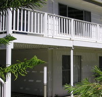Wonky Pine Beach House NARRWALLEE- 4 bedroom - Sydneys Hotel
