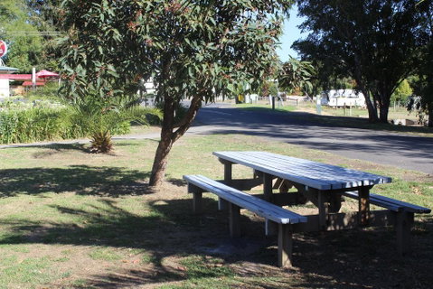 Wonky Stables Holiday Park - Sydneys Hotel 3