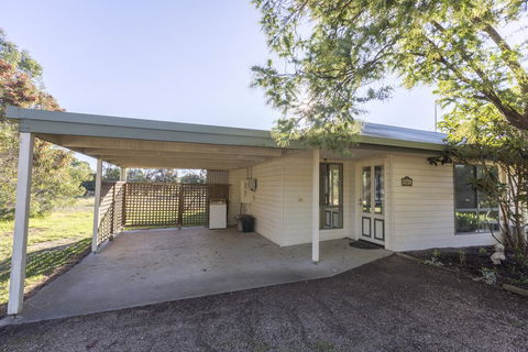 Woongara Cottage - Pet Friendly Country Retreat - Sydneys Hotel 3