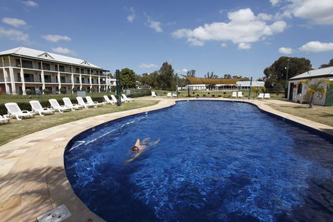 Yarrawonga Mulwala Golf Club - Sydneys Hotel 0