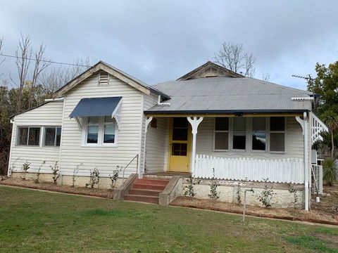 Yellow Door House Adelong - Sydneys Hotel 1