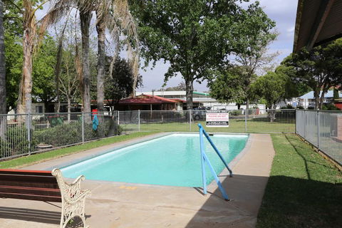 Young Caravan Park - Sydneys Hotel 0