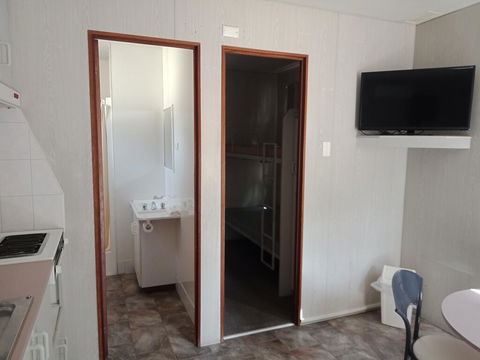 Young Caravan Park - Sydneys Hotel 1