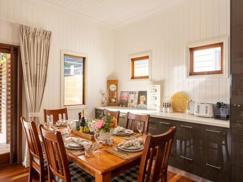 6KM To CBD Convenient 5BR Queenslander Coorparoo - Sydneys Hotel 0