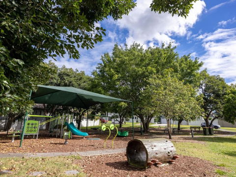 6KM To CBD Convenient 5BR Queenslander Coorparoo - Sydneys Hotel 3