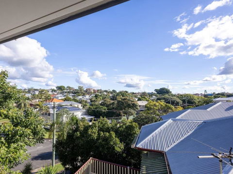 6KM To CBD Convenient 5BR Queenslander Coorparoo - Sydneys Hotel 4