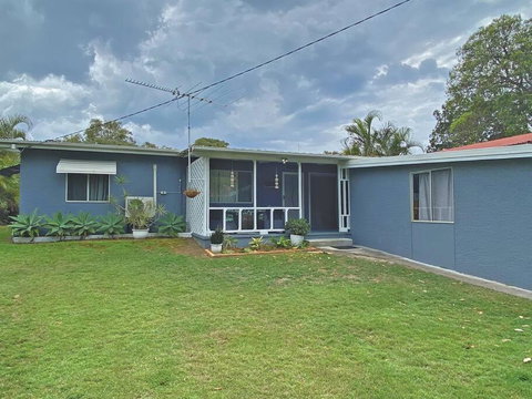 A LITTLE GREY SHACK - Sydneys Hotel 0