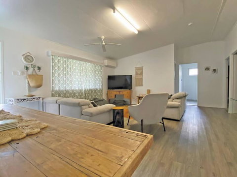 A LITTLE GREY SHACK - Sydneys Hotel 1