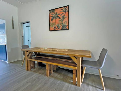 A LITTLE GREY SHACK - Sydneys Hotel 2