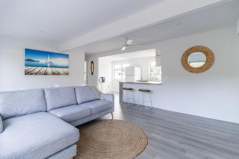 A Lyttle Bit Of Paradise - Sydneys Hotel 2