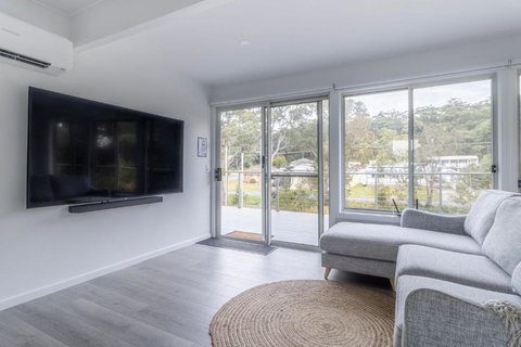 A Lyttle Bit Of Paradise - Sydneys Hotel 3